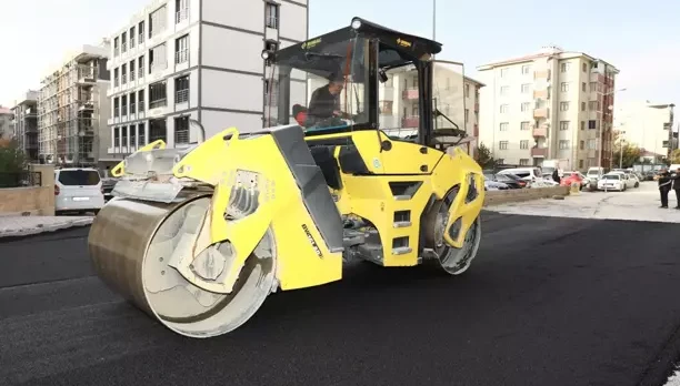 İpekyolu Belediyesi asfaltlama çalışmalarını sürdürüyor