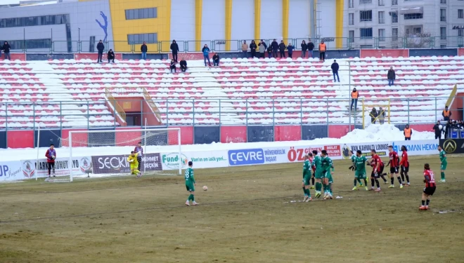 Van’da stadyum çilesi sürüyor