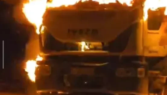 Van’da çöp kamyonu alev alev yandı