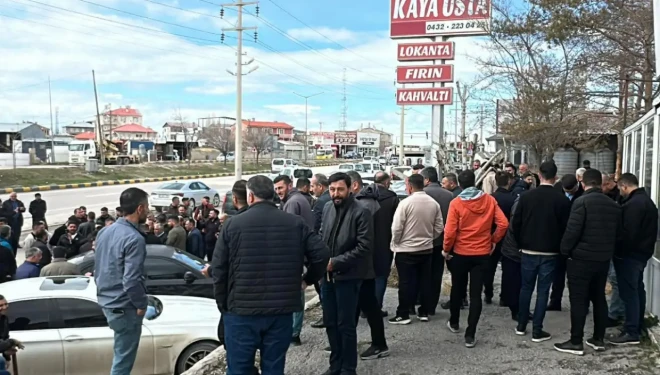 Van'da kamyoncular iş bırakma eylemine başladı