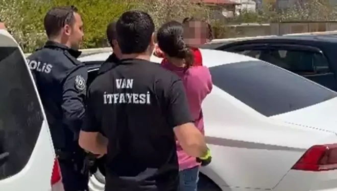 Otomobilde mahsur kalan çocuk aracın camı kırılarak kurtarıldı