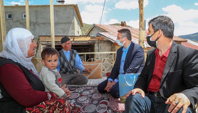 İpekyolu Belediyesi ihtiyaç sahibi ailelere bayram şekeri dağıttı