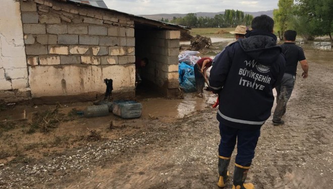 Van'ın Saray İlçesi'nde su taşkınları!