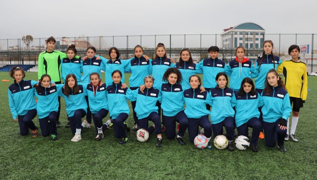 Vangücü Kadın Futbol Takımı, Afganistanlı antrenöre emanet