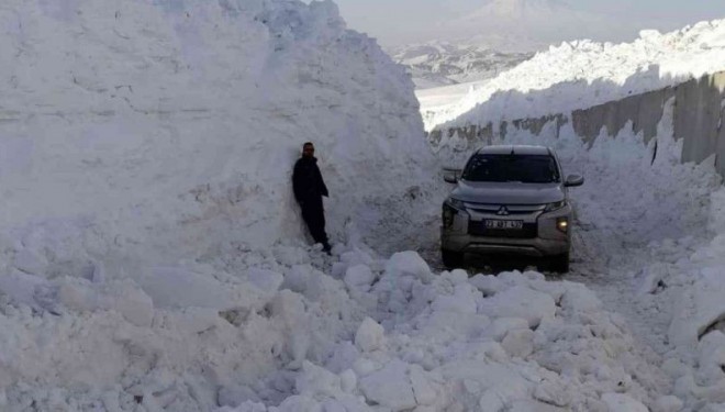 Çaldıran'ın sınır mahallelerinde kar temizleme çalışmaları sürüyor!