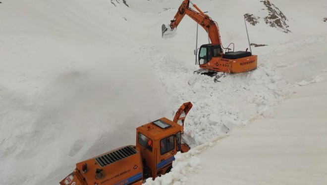 Kar kalınlığı 6 metreyi buldu, ekipler yolu bulmakta güçlük çekiyor