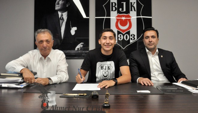 Beşiktaş, genç futbolcu Emirhan İlkhan'ın sözleşmesini uzattı