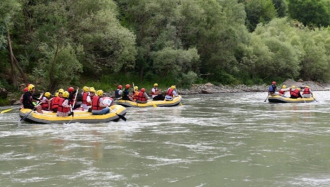 İranlı Turistler rafting heyecanı için Çatak'ı tercih ediyor