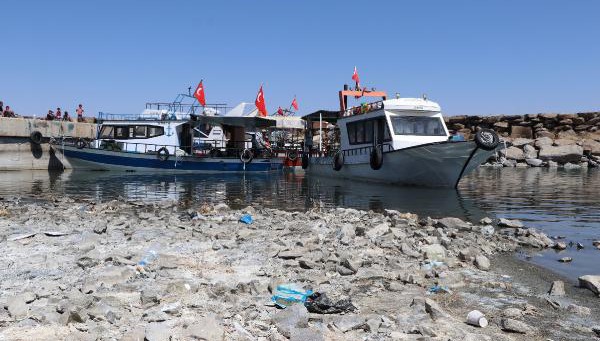 Van Gölü'nün su seviyesi düşünce balıkçı tekneleri karaya oturdu