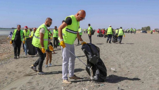 Van Gölü sahilinde çevre temizliği: 20 ton çöp toplandı