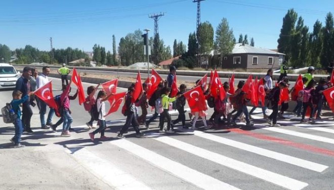 Özalp'ta ‘Yayalara öncelik, hayata saygı duruşu’ etkinliği düzenlendi