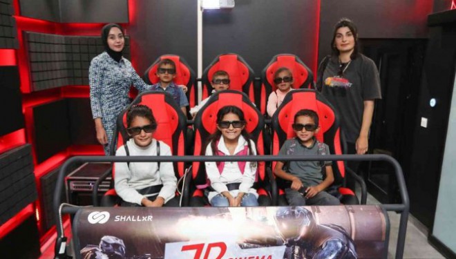 Depremzede çocuklar ilk kez 7D sinemayla tanıştı