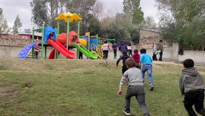 Gürpınar Belediyesi Geri Dönüşümle 2 Oyun Parkı Yaptı