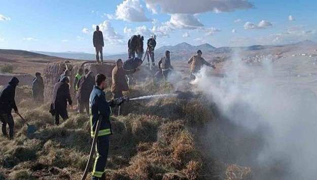 Van'ın Özalp İlçesi'nde ot yangını!