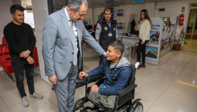 Gürpınar Belediyesi engelli gence akülü tekerlekli sandalye hediye etti
