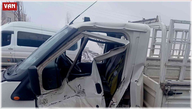 Özalp'te hemzemin geçitte kaza: Sürücü kendisini atarak kurtuldu