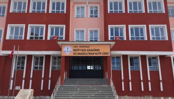 Gürpınar Necip Fazıl Kısakürek Kız Anadolu Lisesinden kavga açıklaması