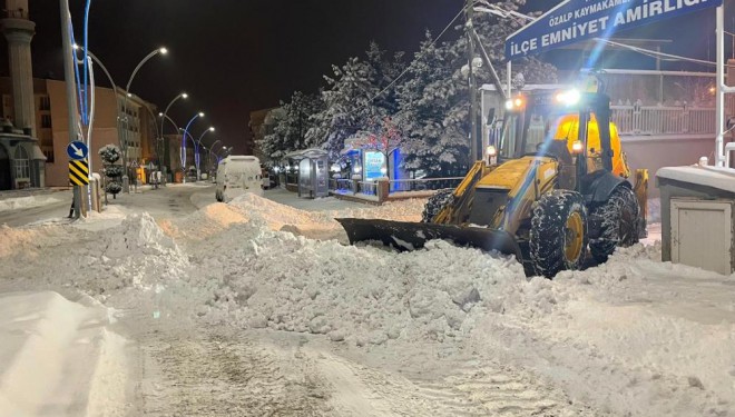 Özalp'ta 31 yerleşim yolu ulaşımda kapandı