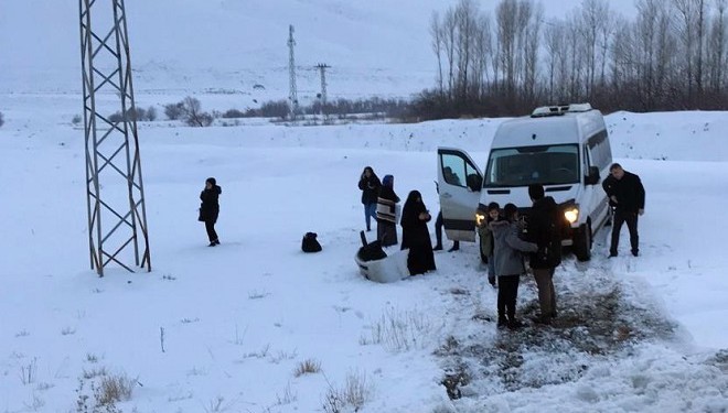 Gürpınar'da yoldan çıkan minibüs savruldu, facianın eşiğinden dönüldü