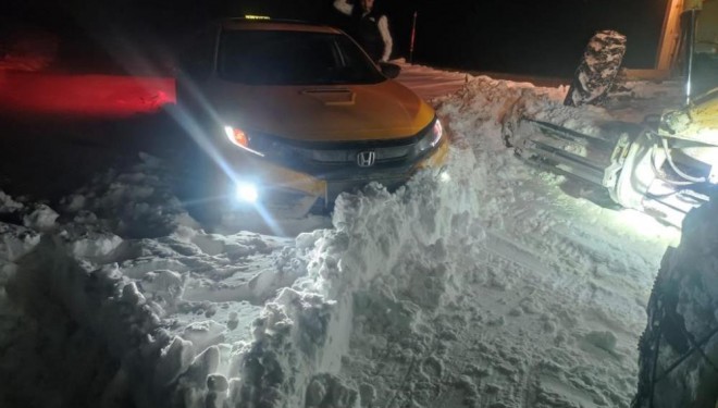 Muradiye'de yolda mahsur kalanların imdadına karla mücadele ekipleri yetişti