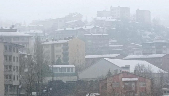 Hakkari'de karla karışık yağmur ve sis etkili oldu