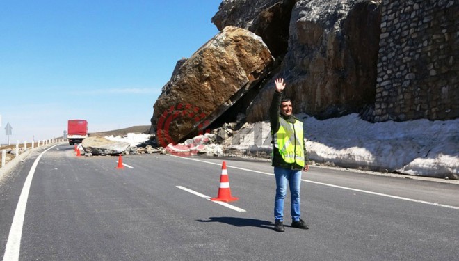 Bitlis'te dev kaya blokları karayoluna düştü