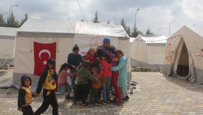 Depremzede çocuklar yaşadıkları travmayı çeşitli etkinliklerle atmaya çalışıyor