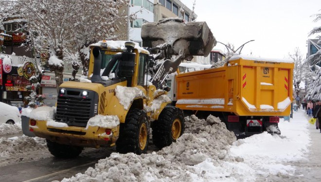 Van’da 83 yerleşim yerinin yolu kardan kapandı