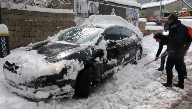 Van’da kar sürücülere zor anlar yaşattı