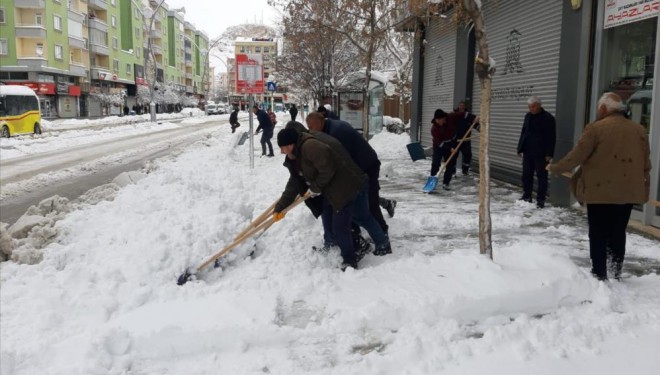 Van Büyükşehir Belediyesi'nden nisan ayında karla mücadele çalışması