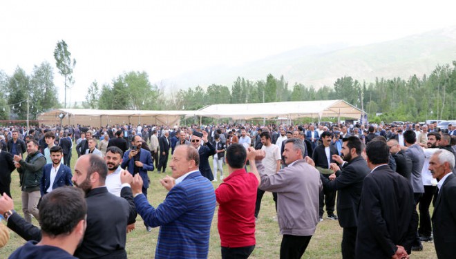 Gelin ve damat, depremzede 5 ailenin 1 yıllık ihtiyacını karşılayacak