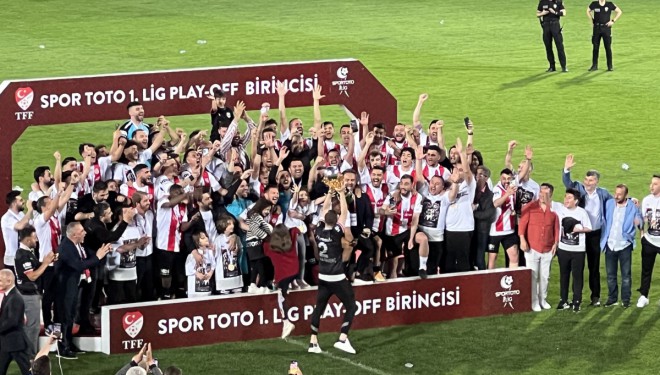 Süper Lig'e yükselen Pendikspor kupasını coşkuyla kaldırdı
