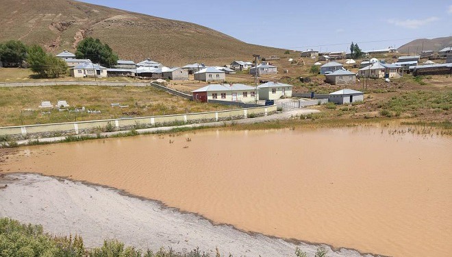 Çaldıran’da sel: Ekili alanlar zarar gördü