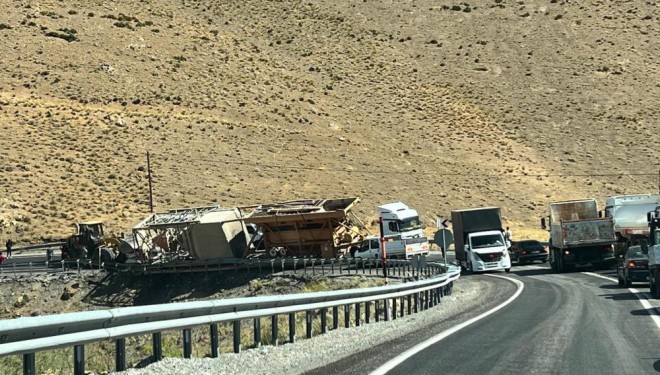 Van - Başkale yolunda tıra yüklü malzemeler devrildi!