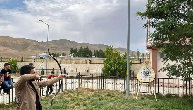 Özalp'ta yaz Kur'an kursu öğrencilerine okçuluk dersi