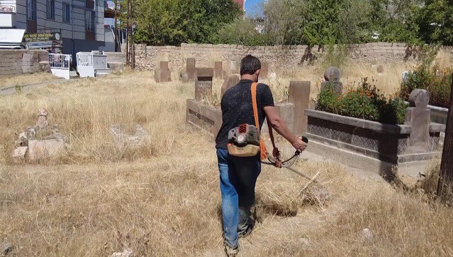 Erciş Belediyesi mezarlıkların bakım ve onarımını yaptı