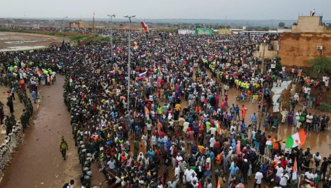 Nijer'de binlerce kişi Fransız birliklerinin çekilmesi için protesto düzenledi