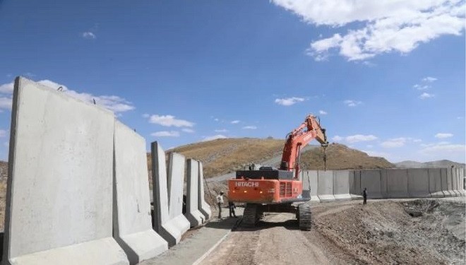 Van-İran sınırında beton duvar çalışmaları devam ediyor