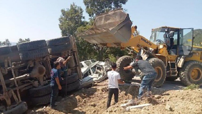 Kamyon, cenaze namazı kılanların arasına daldı; 3 ölü, 28 yaralı!