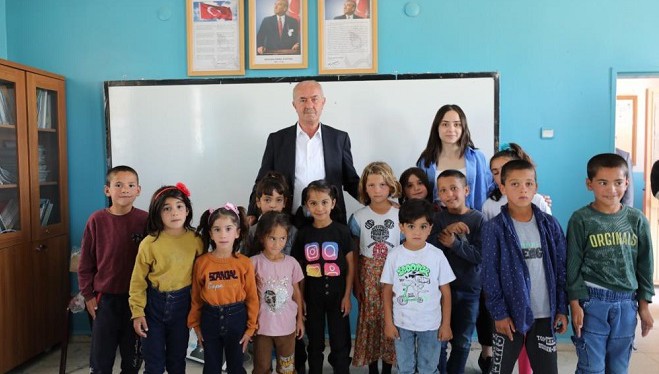 Başkan Akman’dan, öğrencilere kırtasiye malzemesi