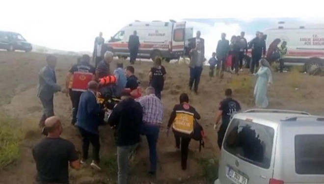 Özalp'te kamyonet şarampole devrildi: 5 yaralı