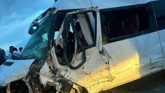 Van'da minibüs ile kamyon çarpıştı: 1 ölü, 7 yaralı