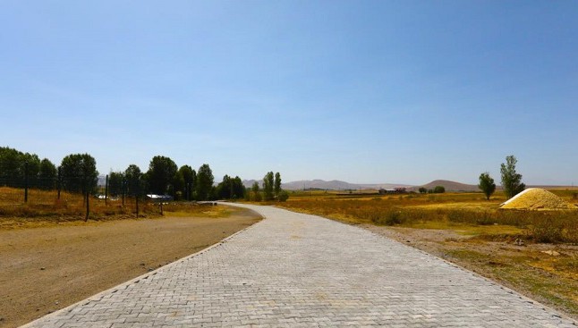 Tuşba ilçesi'nde yol çalışmaları devam ediyor