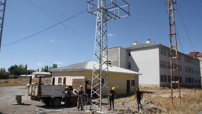 Malazgirt’te elektrik direkleri yenileniyor