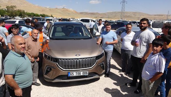 Van’da ikinci el açık oto pazarına getirilen TOGG’a büyük ilgi
