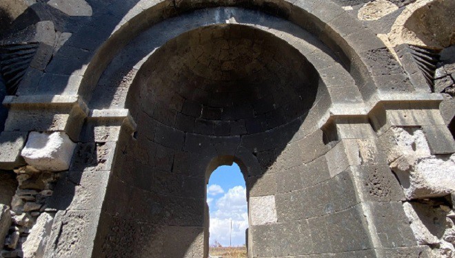 Van'daki tarihi manastır kaderine terk edildi!