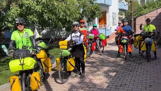 İranlı bisikletli grup: Van Gölü Kirlenmesin Temiz Kalsın