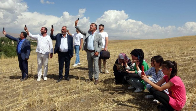Yıl olmuş 2023 cep telefonuyla konuşmak için dere-tepe aşıyorlar!