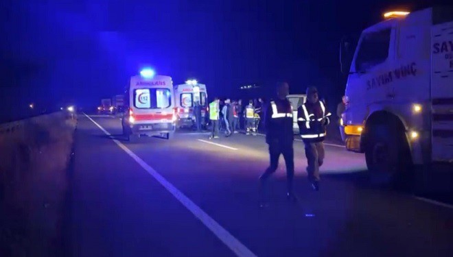 Yolcu otobüsü traktör römorkuna çarptı: 2 ölü, 14 yaralı!