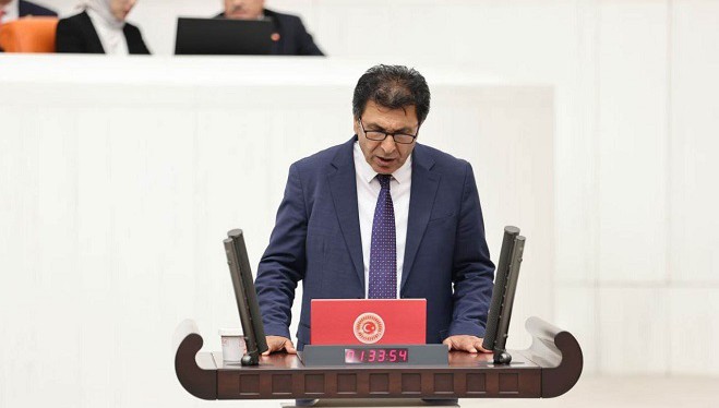 Van milletvekili Dindar, oluşan kuyruk çilesini meclise taşıdı